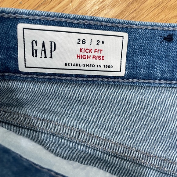 EUC Gap Kick fit jeans. Medium Indigo wash, distressed, raw hem, size 26/2 - Picture 8 of 10